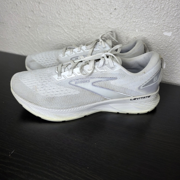 Brooks Levitate 6 Wht Oyster/Mushroom Grey Running Shoe 1103951D-126 Men10 Med D main image 11